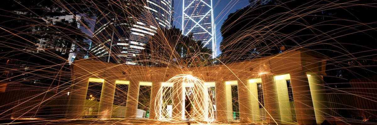 《九门》电视剧全集高清海报，民国风格街道夜景，青铜色灯笼照亮神秘古宅门廊，古装悬疑氛围浓郁，九门电视剧全集免费观看完整版
